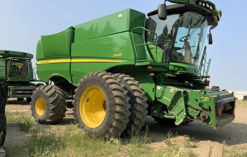 2013 John Deere S690 (2) — listing photo 1