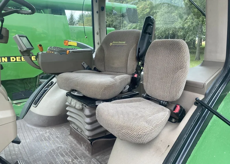 2011 John Deere 7230R — listing photo 7