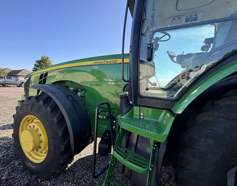 2011 John Deere 8260R — listing photo 3