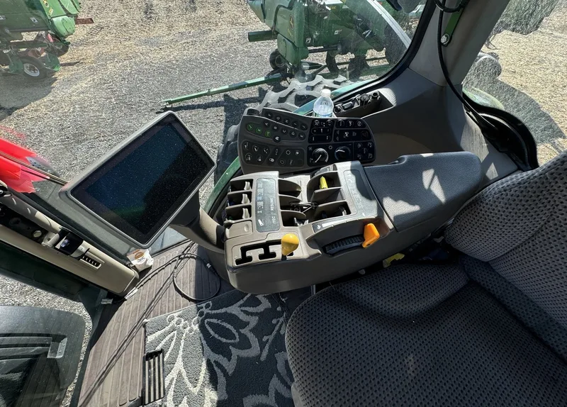 2011 John Deere 8260R — listing photo 8
