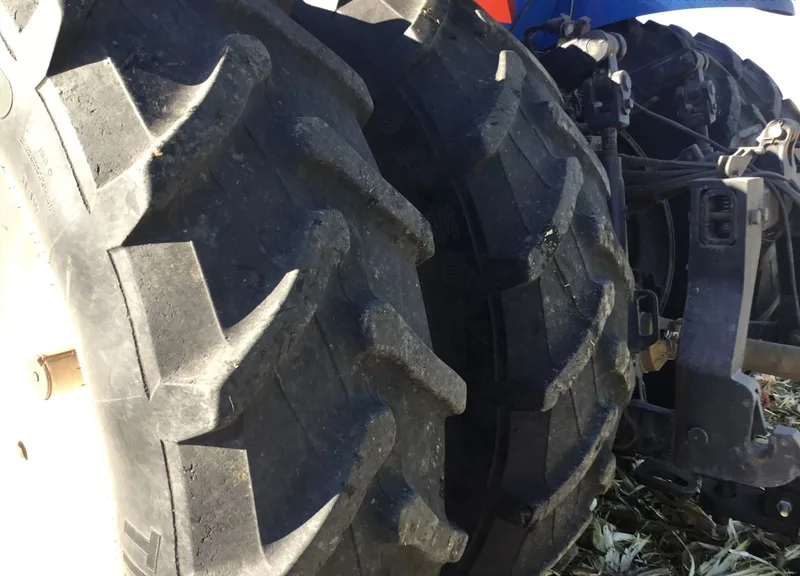 2016 New Holland T8.320 — listing photo 6