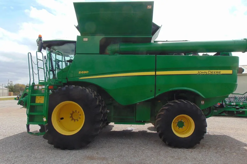 2012 John Deere S690 (1) — listing photo 2