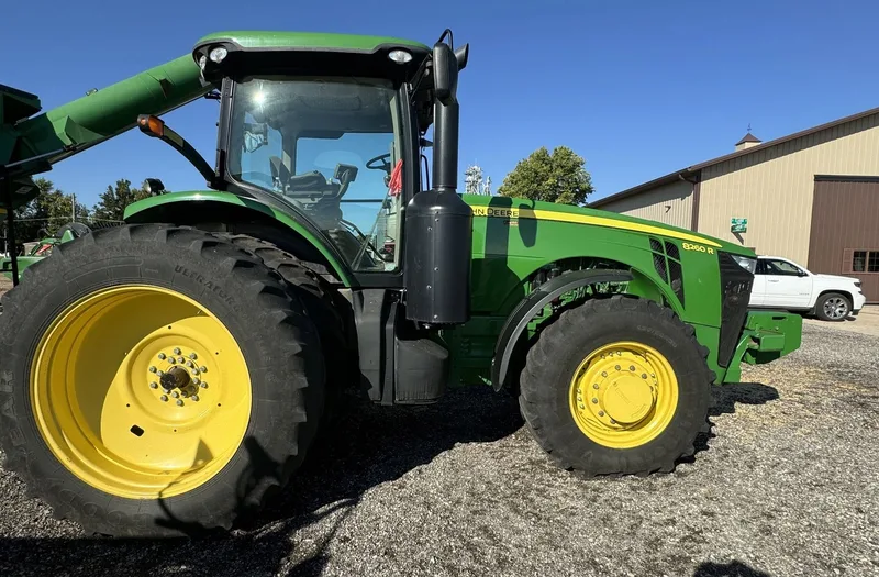2011 John Deere 8260R — listing photo 5
