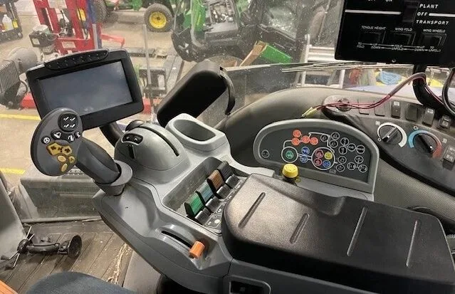 2011 New Holland T8.275 — listing photo 10