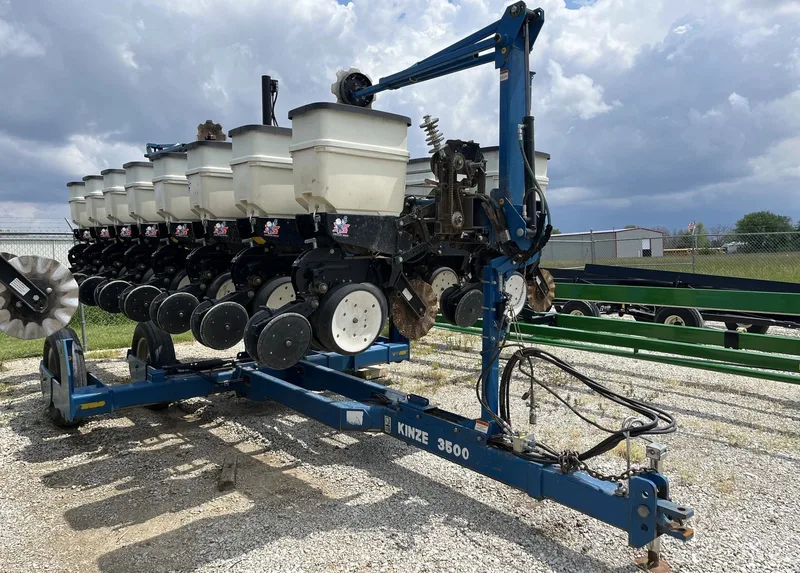 2010 Kinze 3500 (1) — listing photo 1