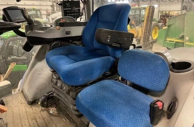 2011 New Holland T8.275 — listing photo 2