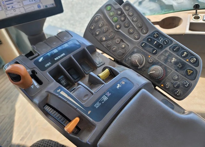 2013 John Deere 8310R — listing photo 7