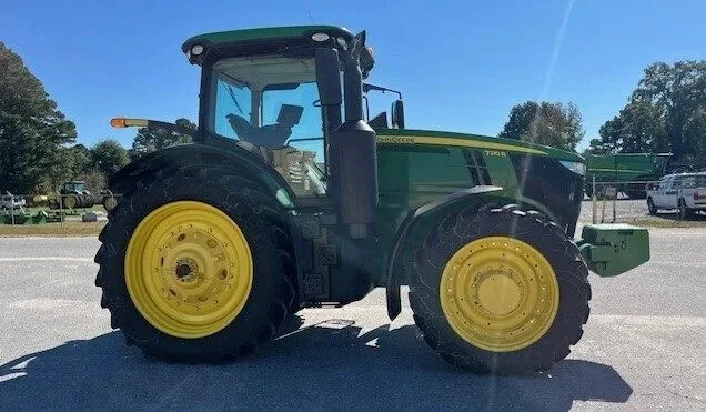 2017 John Deere 7210R (1) — listing photo 1