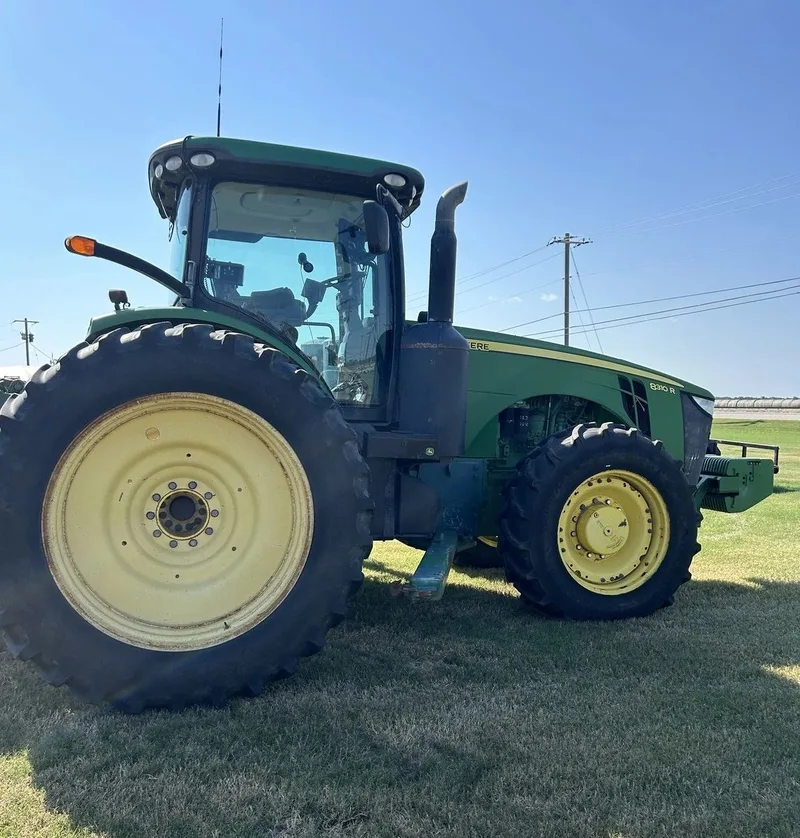 2011 John Deere 8310R — listing photo 2