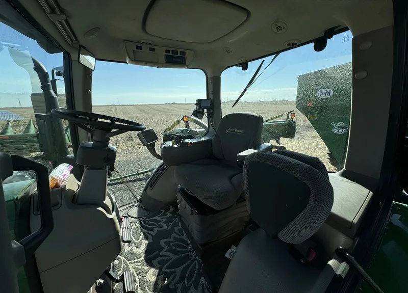 2011 John Deere 8260R — listing photo 6