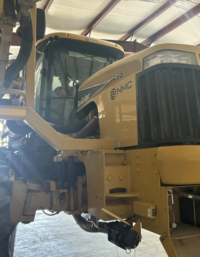2010 Ag-Chem RoGator 1184 — listing photo 4