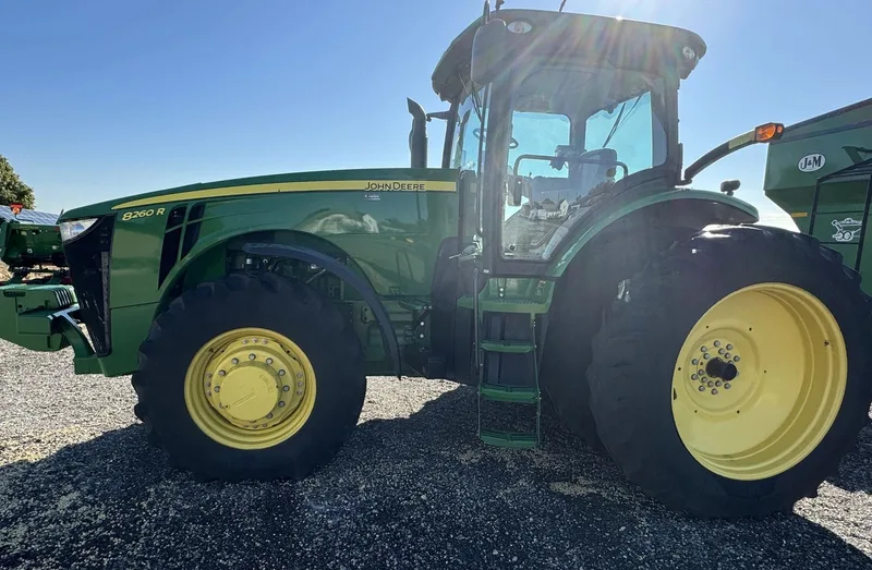 2011 John Deere 8260R — listing photo 4