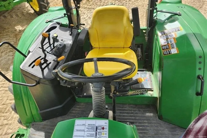 2017 John Deere 6130M — listing photo 8