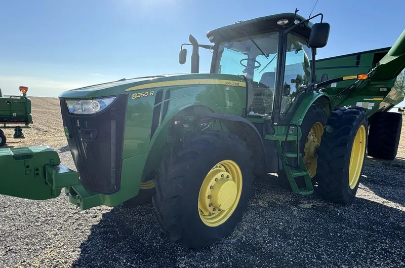 2011 John Deere 8260R — listing photo 1
