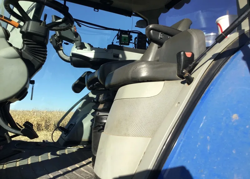 2016 New Holland T8.320 — listing photo 4