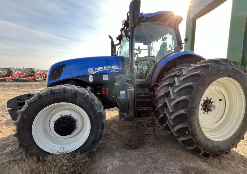 2014 New Holland T7.260 — listing photo 3