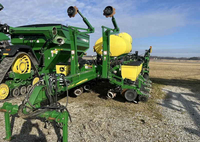 2015 John Deere 1775NT — photo de l’annonce 1