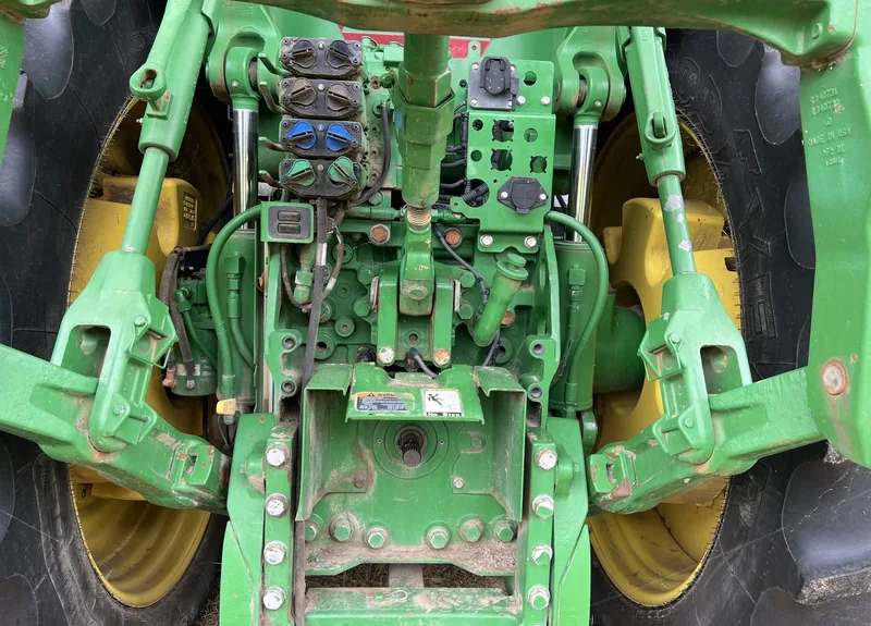 2017 John Deere 7210R — listing photo 6