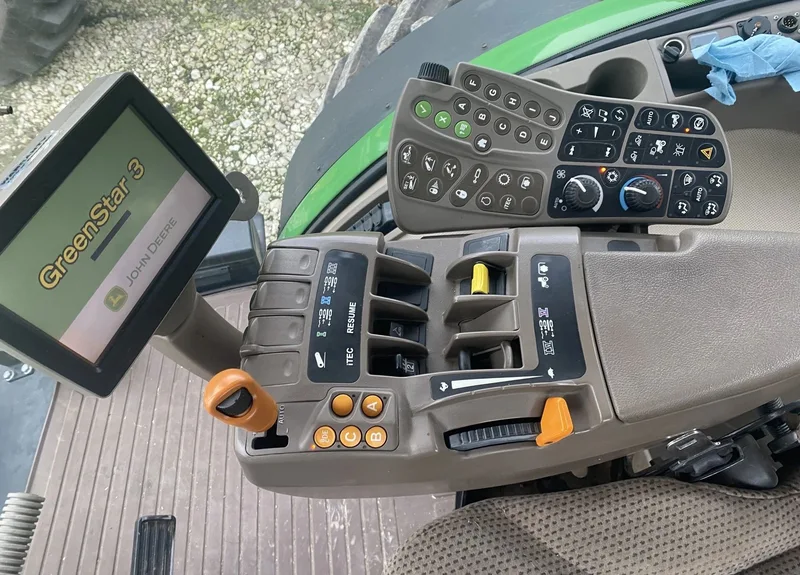 2011 John Deere 7230R — listing photo 8