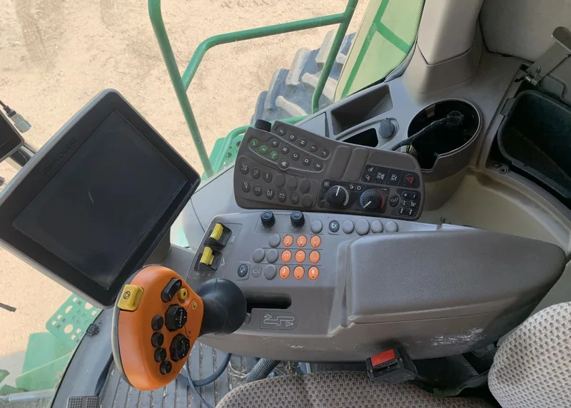 2013 John Deere S690 — listing photo 8