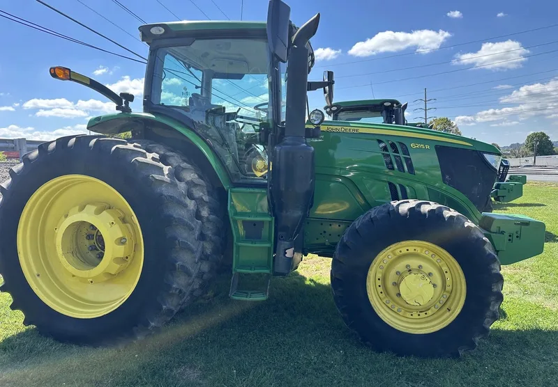 2015 John Deere 6215R (1) — listing photo 3