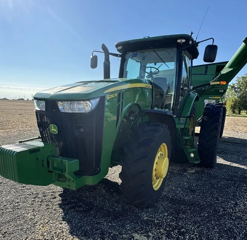 2011 John Deere 8260R — listing photo 2