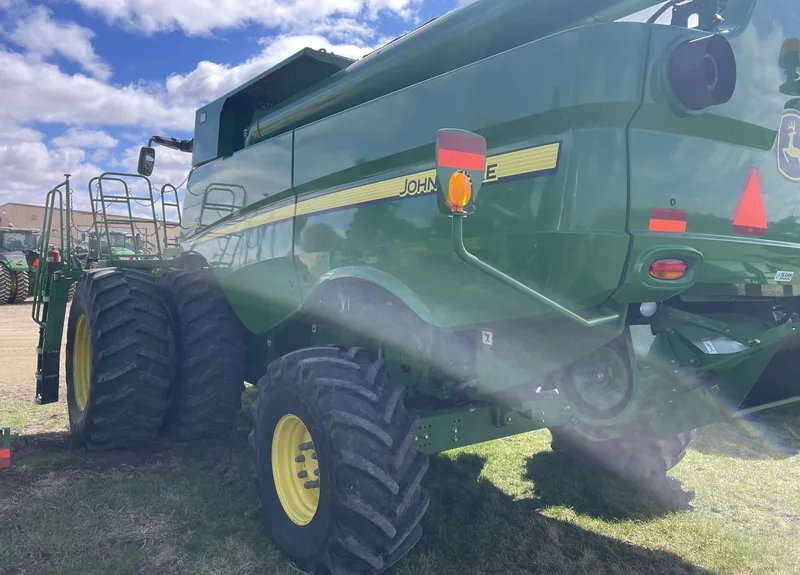 2014 John Deere S680 — listing photo 2