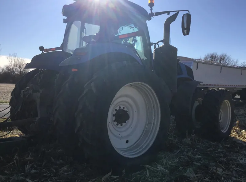 2016 New Holland T8.320 — listing photo 2